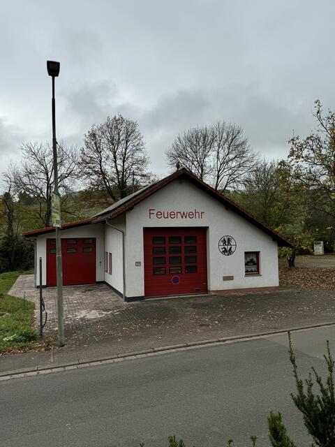 700 Jahre Katzenbach - Feuerwehrgerätehaus gegenüber Friedhof am Ortseingang, erbaut 1996  | Foto: Arno Mohr 