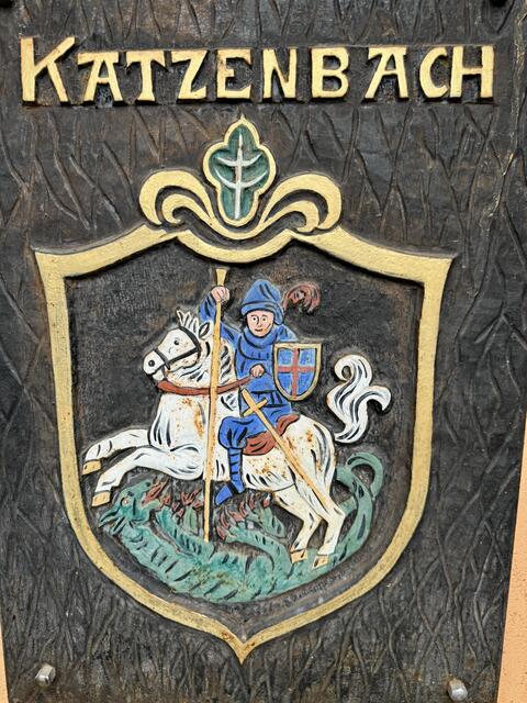 700 Jahre Katzenbach 2024 - Das Wappen- am Platz ggü Bürgerhaus zu sehen  | Foto: Arno Mohr 