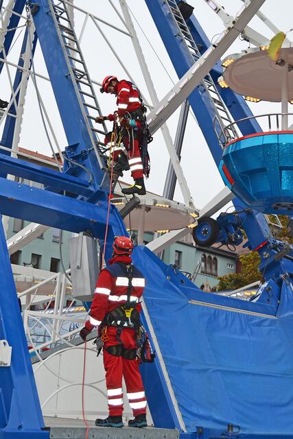 Im zweiten Teil der Übung kletterte ein hierfür ausgebildeter Feuerwehmann über eine Leiter zur Nabe des Riesenrad | Foto: Frank Schäfer