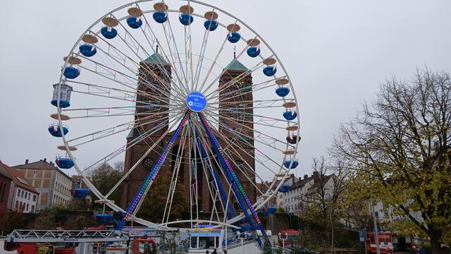 Das Riesenrad des Pirmasenser Novembermarktes 2024 vor der Kirche St. Pirmin. | Foto: W. G. Stähle