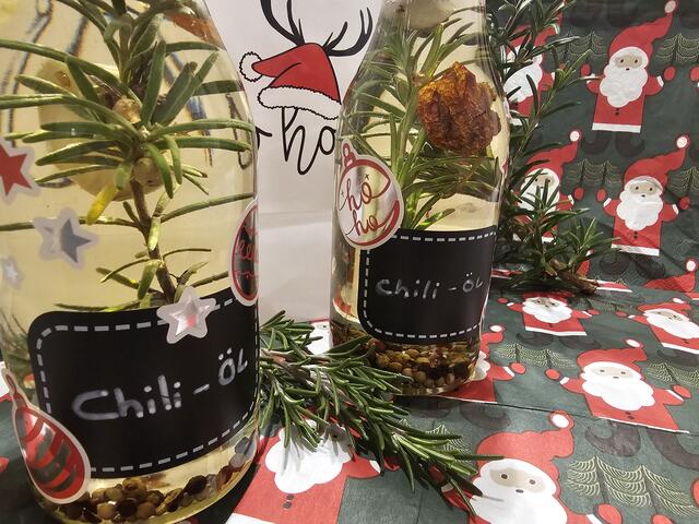 Mit Kräutern und Chili wird das Öl verfeinert | Foto: Gisela Böhmer