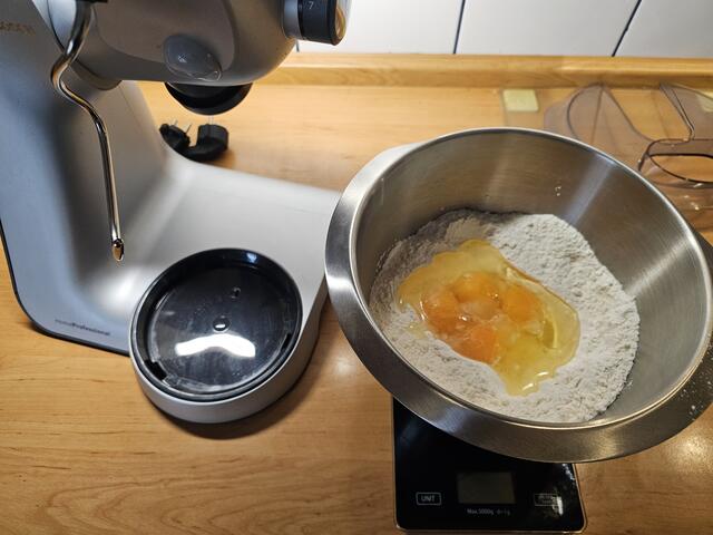 Das Grundrezept ist individuell erweiterbar: 1 Ei und 100 Gramm Mehl pro Person, so kann man rechnen | Foto: Gisela Böhmer