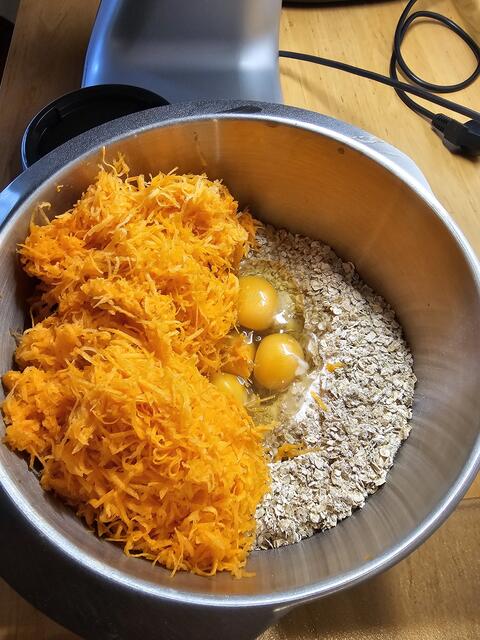 Alle Zutaten in die Rührmaschine und los geht's | Foto: Gisela Böhmer