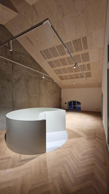 Eine Wendeltreppe aus Stahl für vom Erdgeschoss hinauf in den ersten Stock | Foto: Ralf Vester