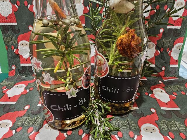 Schön verziert wird die Flasche zu Weihnachten verschenkt | Foto: Gisela Böhmer