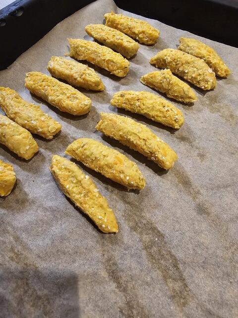 Wie am Ende das Hunde Leckerli aussieht, ist einem selbst überlassen. In Stäbchenform, als Knochen oder auch geschnitten als schneller Happen | Foto: Gisela Böhmer