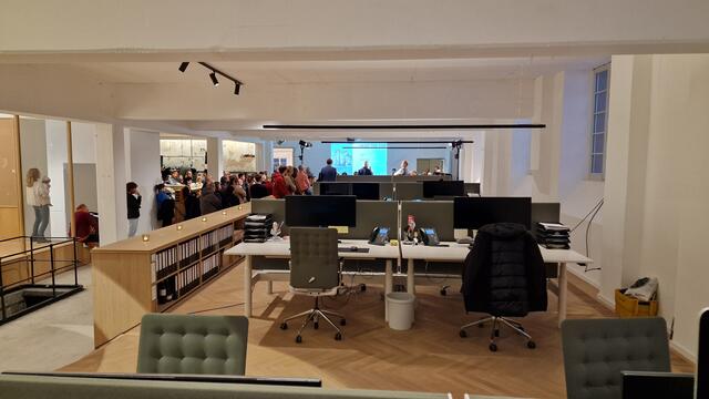 Auf einer Empore in der Eingangshalle befinden sich nun zahlreiche ansprechend gestaltete Arbeitsplätze | Foto: Ralf Vester