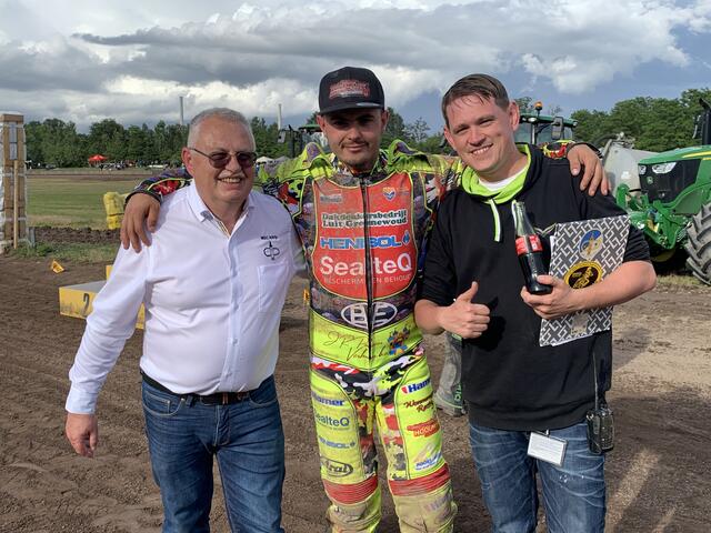 Steffen Schneider mit Altrip-Sieger Romano Hummel und Rennleiter Andreas Rauch (von links)  | Foto: Michael Sonnick