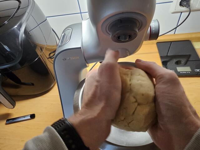 Gegen Ende wird die Nudelmaschine sicherlich nicht mehr alles ordentlich verarbeiten können. Dann ist Handarbeit angesagt | Foto: Gisela Böhmer