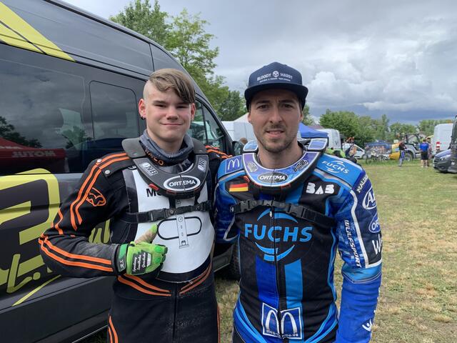 Duncan Pfeiffer mit Max Dilger (rechts) beim Sandbahnrennen in Altrip 2024 | Foto: Michael Sonnick