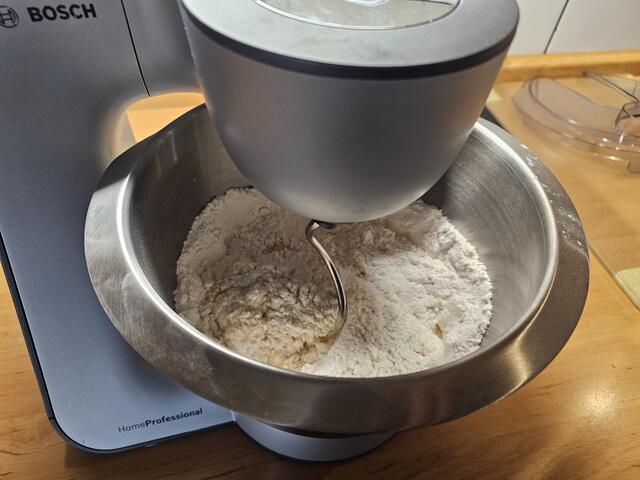 Der Teig sollte mit einem Knethaken verarbeitet werden | Foto: Gisela Böhmer