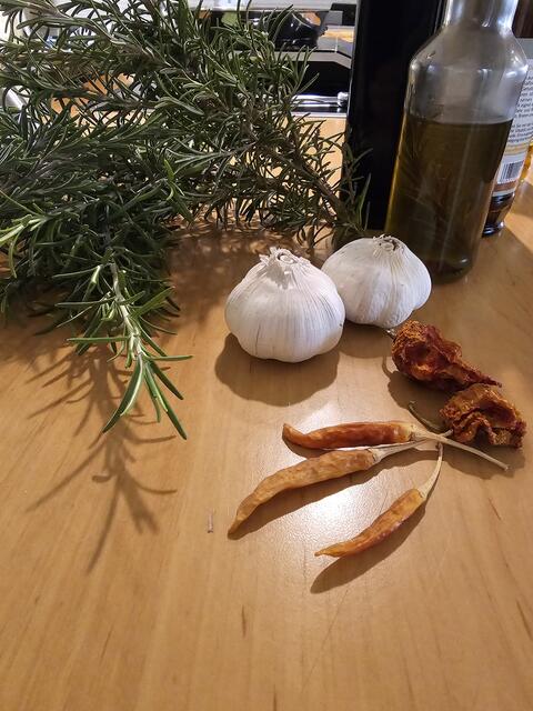 Knoblauch, Chili, Öl und Rosmarin, mehr braucht es nicht | Foto: Gisela Böhmer