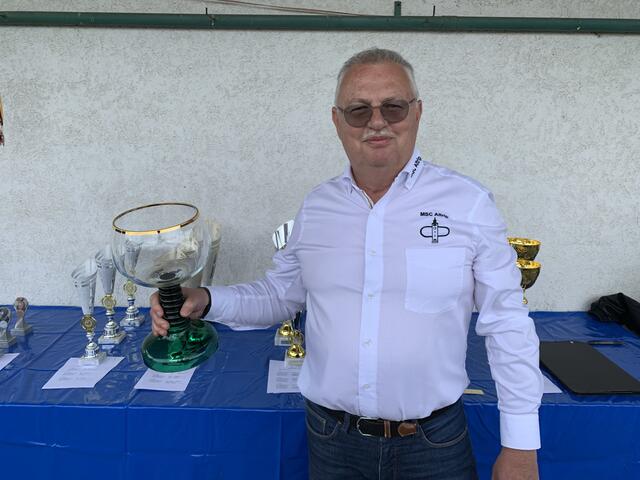 Steffen Schneider, der 1. Vorsitzende vom MSC Altrip, mit dem Goldenen Römer | Foto: Michael Sonnick