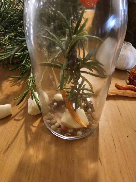 Einfach alle Zutaten in die Flasche füllen und das Öl dazu geben | Foto: Gisela Böhmer