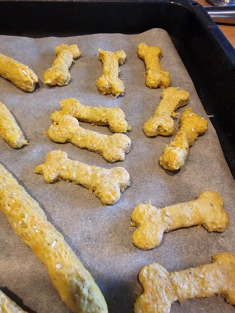 Zur Weihnachtszeit kann man die Hunde Leckerli auch mit normalen Plätzchenformen ausstechen | Foto: Gisela Böhmer