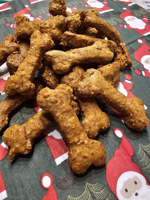 In Knochenform passen die Hunde Leckerlis auch optisch zum Hund | Foto: Gisela Böhmer