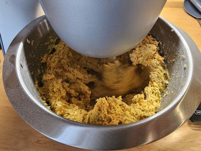 Der Teig muss gut verarbeitet werden, so dass am Ende ein gleichmäßiger Teig daraus wird | Foto: Gisela Böhmer