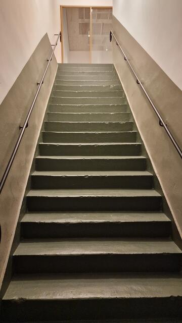 Erhaltener Treppenaufgang zum ersten Stock | Foto: Ralf Vester