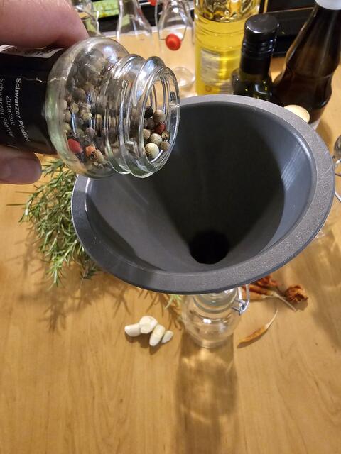 Mit einem Trichter geht es leichter die Zutaten in das Glas zu füllen | Foto: Gisela Böhmer