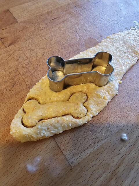 Wie beim Plätzchen backen - einfach den Teig auf der Arbeitsfläche ausrollen und ausstechen | Foto: Gisela Böhmer