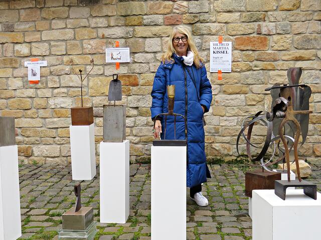 Martha Kissel mit ihren Skulpturen und begeisterte Wochenblattleserin | Foto: Brigitte Melder