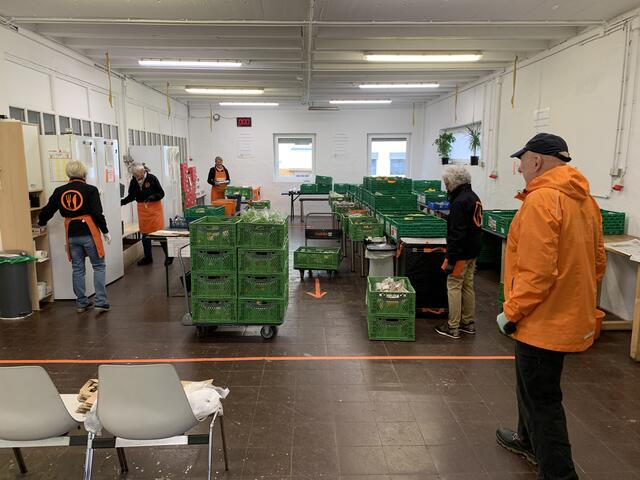 Die fleißigen Hände bereiten die Lebensmittel für die Verteilung am Mittag vor. Ehrenamt kann auch Spaß machen. | Foto: Peter Krietemeyer