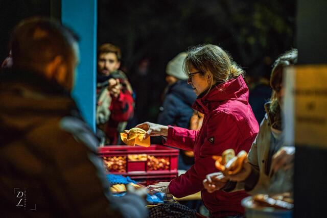 Zur Stärkung gab es Würstchen, Kinderpunsch und Glühwein | Foto: DL Fotografie - Daniel Löwedey