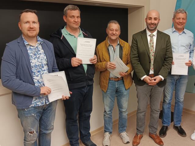 v.l.n.r. Mattia De Fazio(2. v. rechts) würdigt die ausgeschiedenen Stadtratsmitglieder der CDU Markus Marhöfer, Dr. Frank Rückert, Thomas Jung und Michael Heizmann | Foto: Boris Bohr