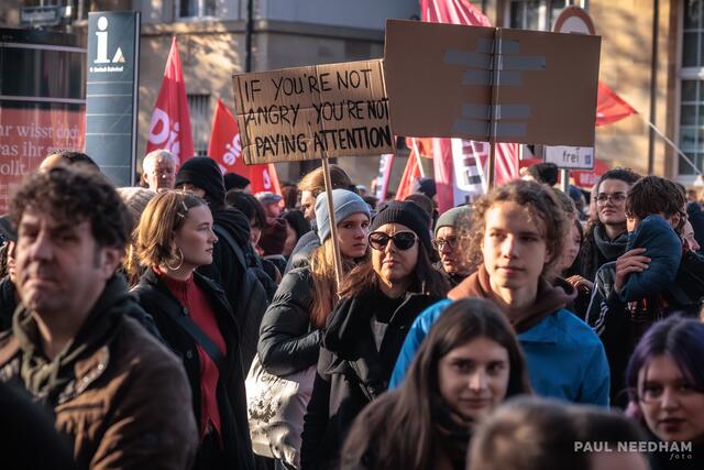Karlsruher Bürger vereint gegen Rechtsextremismus: 1.300 Demonstranten marschieren am 9. November | Foto: Paul Needham