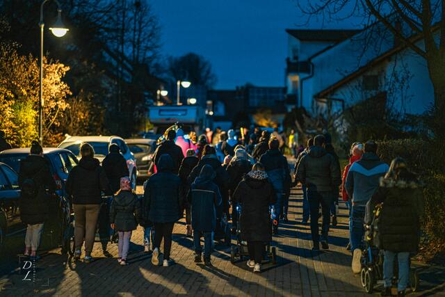 Auf dem Weg in den Garten der Kita | Foto: DL Fotografie - Daniel Löwedey