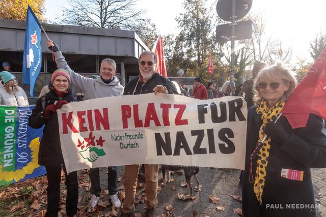 Karlsruher Bürger vereint gegen Rechtsextremismus: 1.300 Demonstranten marschieren am 9. November | Foto: Paul Needham