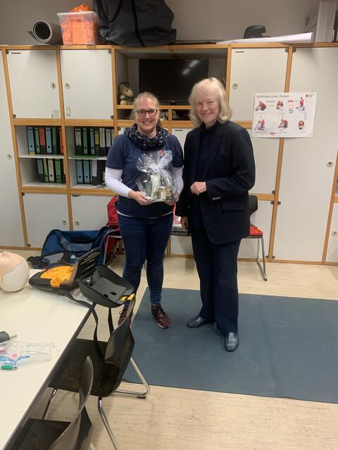 Kleines Dankeschön von der Vorsitzenden, Dr. Eva Niebergall-Walter, an Beatrix Seeger von der DRK-Akademie Kaiserslautern | Foto: Peter Krietemeyer