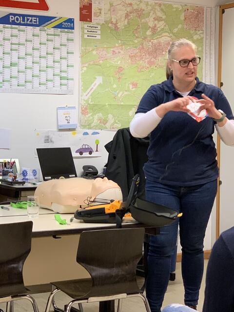 Hier wird die Funktion eines Defibrillators erklärt | Foto: Peter Krietemeyer