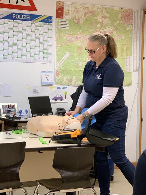 Einsatz des Defibrillators am Modell | Foto: Peter Krietemeyer