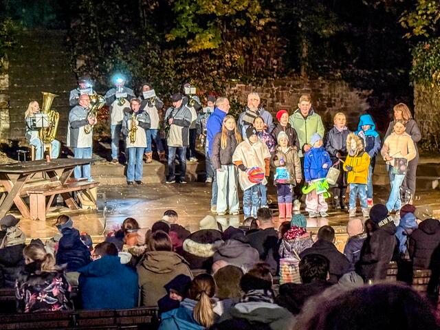Blau Weiß Waldhof und der Chor der Freihlichtbühne ( | Foto: Wolfgang Neuberth