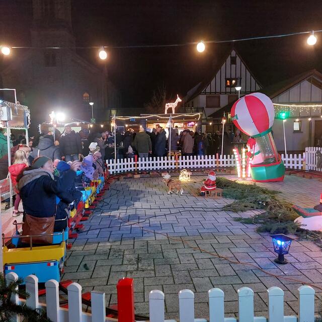 Weihnachtsmarkt Böhl- Iggelheim: Kindereisenbahn stark frequentiert | Foto: Brigitte Melder