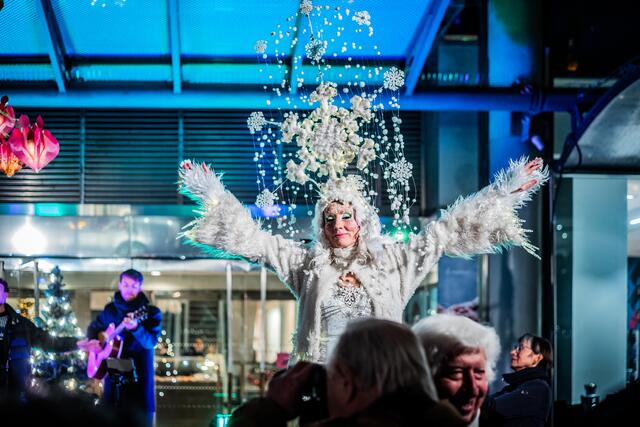 Weihnachtsmarkt Mannheim: Mit ihren aufwändigen Kostümen ziehen die Stelzenläufer auf den Kapuzinerplanken alle in ihren magischen Bann | Foto: Christian Gaier