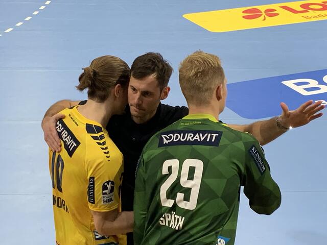 Uwe Gensheimer bedankt sich bei Juri Knorr und David Späth | Foto: Michael Sonnick