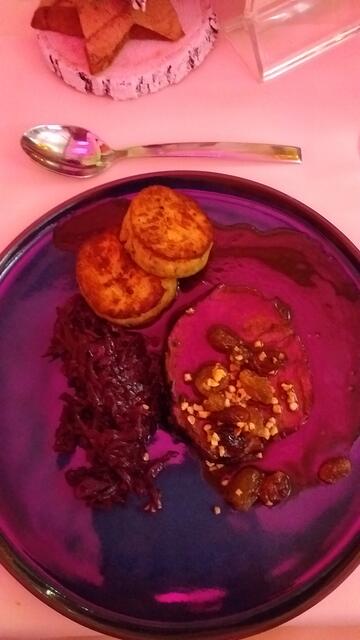 Hauptgang: "Der unsichtbare Dritte" - Rinderschulter "Sauerbraten Style" geschmort / Balsamico / Rosinen / Mandeln / Rotkohl / Serviettenknödel | Foto: privat