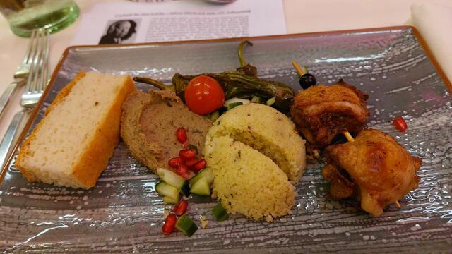 Vorspeise: "Der Mann, der zuviel wusste! - Hühnchen Marrakesch / Cous Cous / Raz el Hanout / Baba Ganusch | Foto: privat