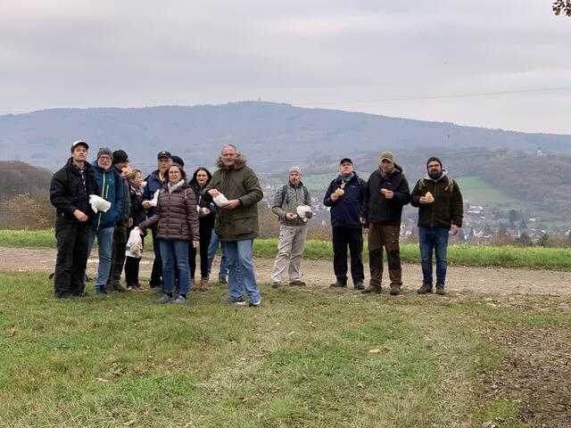 Geschafft und kurze Pause mit Blick zum Remigiusberg rechts im Bild | Foto: Peter Krietemeyer