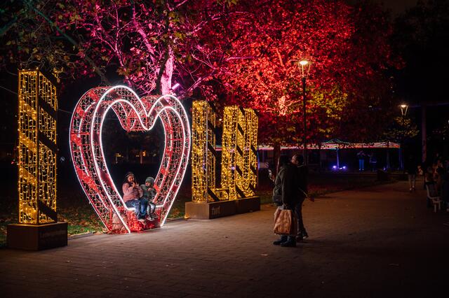 Beliebter Selfi-Point: Der illuminierte "I love LU"-Schriftzug | Foto: Lukom / Martina Wörz