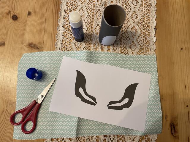 Natürlich bekommt Hardi noch seinen dachstypischen Schwanz: Dazu sind zwei Teile in der Bastelvorlage, beide müssen ausgeschnitten werden | Foto: Katharina Wirth