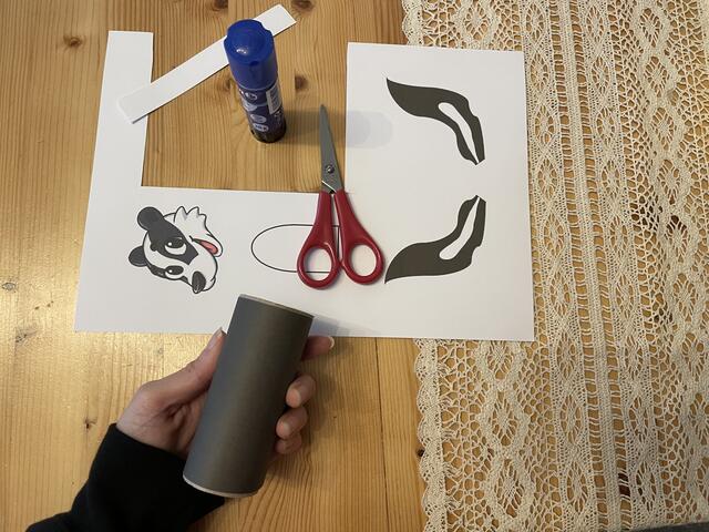 Wenn das schwarze Rechteck einmal um die Klopapierrolle gewickelt wurde, einmal schön festdrücken und -streichen. Dann kann die Schneidearbeit weitergehen | Foto: Katharina Wirth