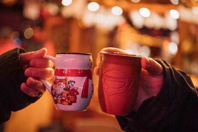 Ob Glühwein oder andere leckere Tröpfchen: Zum Wohl! | Foto: Lukom / Martina Wörz