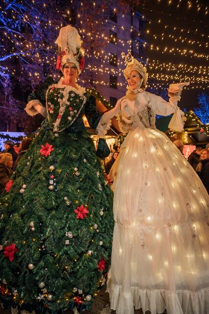 Die Schneekönigin und der Tannenbaum sorgten für Blitzlichtgewitter auf dem Weihnachtsmarkt Ludwigshafen.  | Foto: Lukom / Martina Wörz