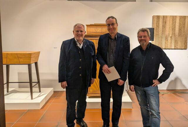 Lobten das Niveau des kunsthandwerklichen Schaffens in der Region (von links): Bezirkstagsvorsitzender Hans-Ulrich Ihlenfeld, Dr. Bernd Klesmann, Leiter des Stadtmuseums – Wadgasserhofs, und Dirk Fischer, Präsident der Handwerkskammer der Pfalz | Foto: Bezirksverband Pfalz