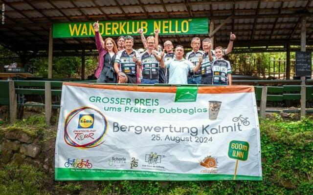 Benefiz Hüttendienst mit viel Prominenz im August 2024 brachten über 4000,-- Euro in die Spendenkasse der "VOR - TOUR der Hoffnung"! Bei der Bergwertung bei der Deutschlandrundfahrt auf der Kalmit konnten weitere großartige Spendengelder gesammelt werden! | Foto: Rolf H. Epple