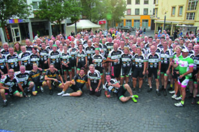 Die Spendensammler beim Gruppenfoto | Foto: VOR - TOUR der Hoffnung