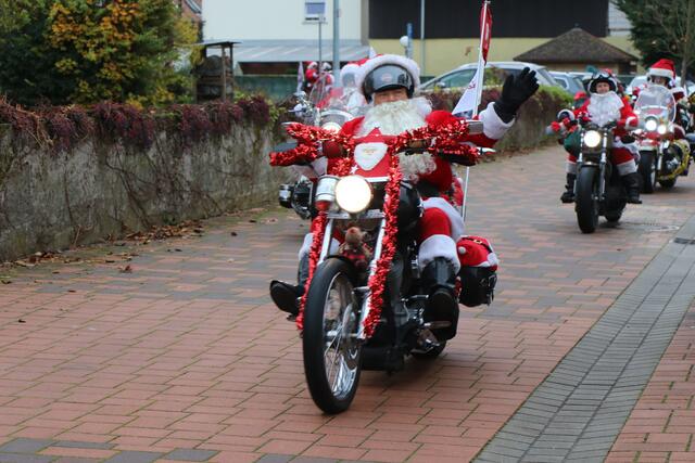 Die Harley Davidson Riding Santas bringen Weihnachtsstimmung in die Südpfalz | Foto: Heike Schwitalla